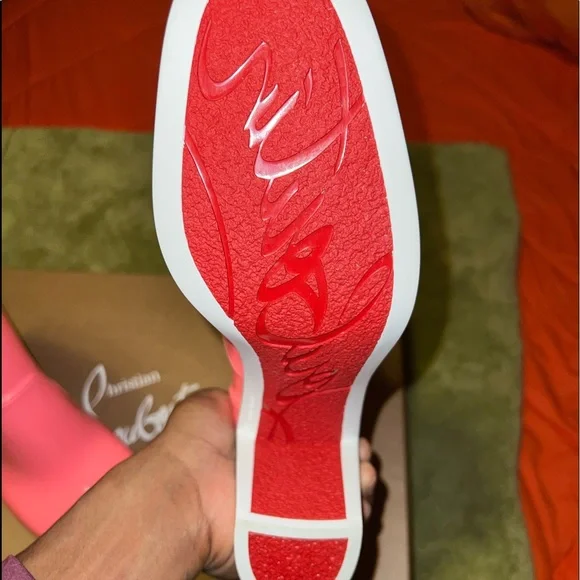 Beautiful Bubblegum pink💖 Christian Louboutins ❤️ - Picture 4 of 12